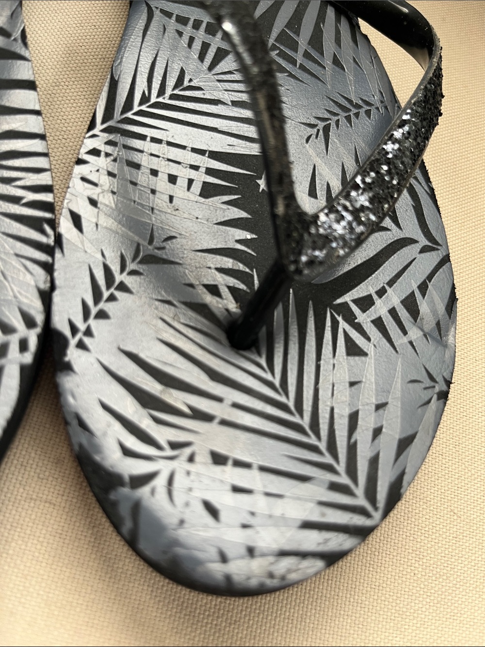 Reef Women's Black Glitter Strap Sandals with Gray Tropical Print - Picture 4 of 8